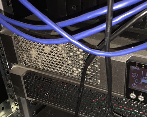 Staubschaeden Baustaub im Serverraum Verschmutzung 19 Zoll Rack reinigen Staubschaeden Baustaub im Serverraum Verschmutzung 19 Zoll Rack reinigen